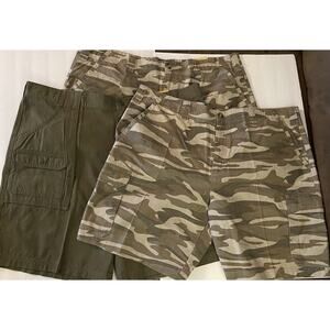 3 Prs Cabela’s Sz 44 Cargo shorts 2 Camo, 1 Olive Green 6 pkt design